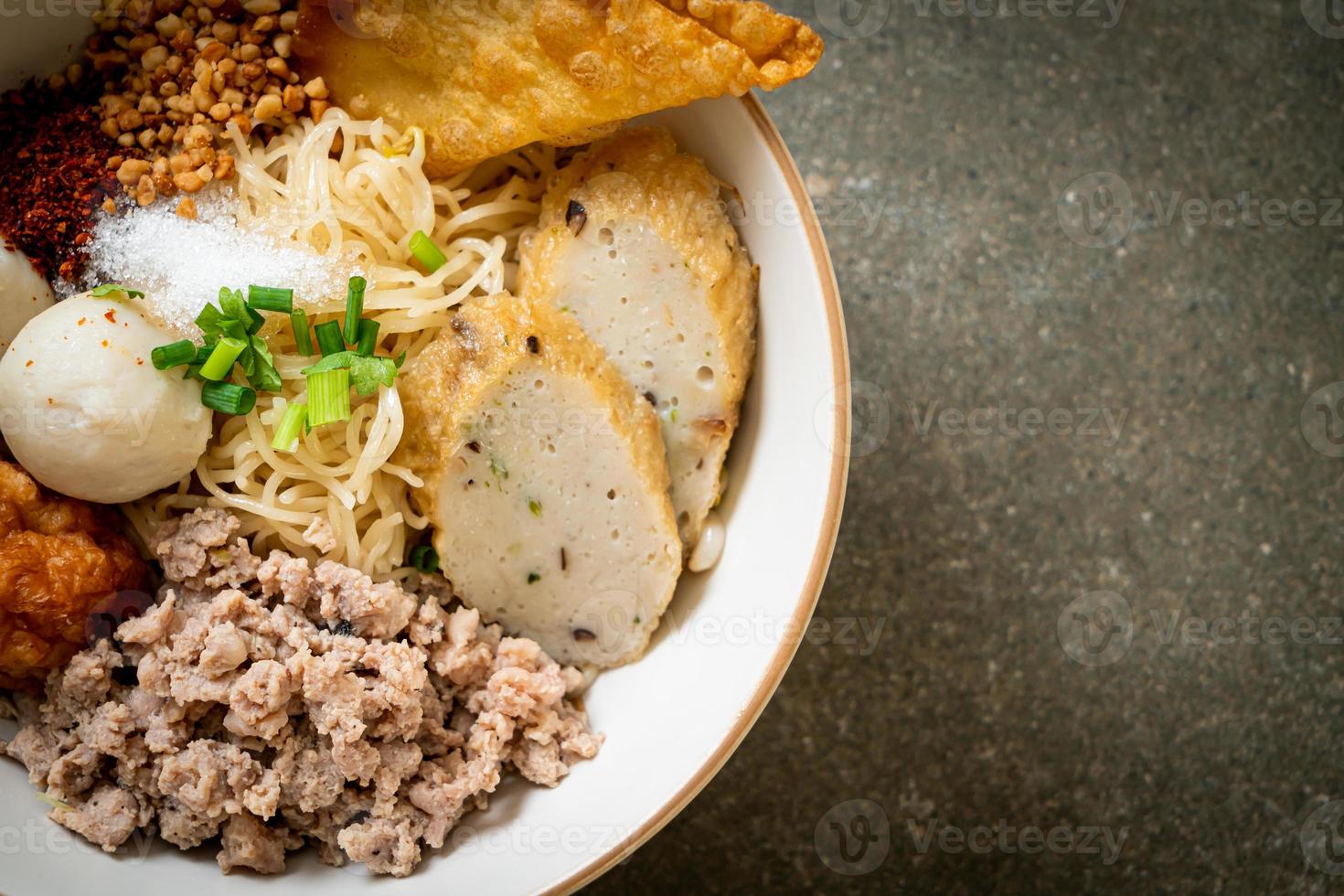 scharfe Eiernudeln mit Fischbällchen und Garnelenbällchen ohne Suppe - asiatische Küche foto