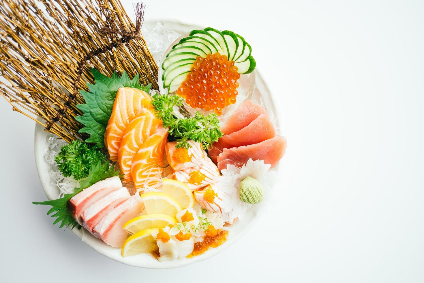 roher und frisch gemischter Sashimi mit Lachs, Thunfisch, Hamaji und anderem foto