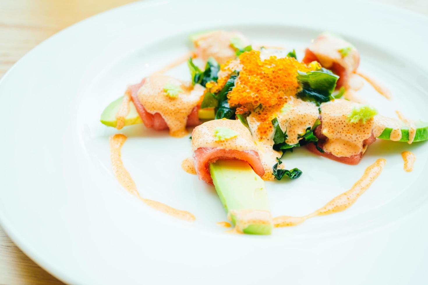 Thunfischbrötchen mit Avocadosalat foto