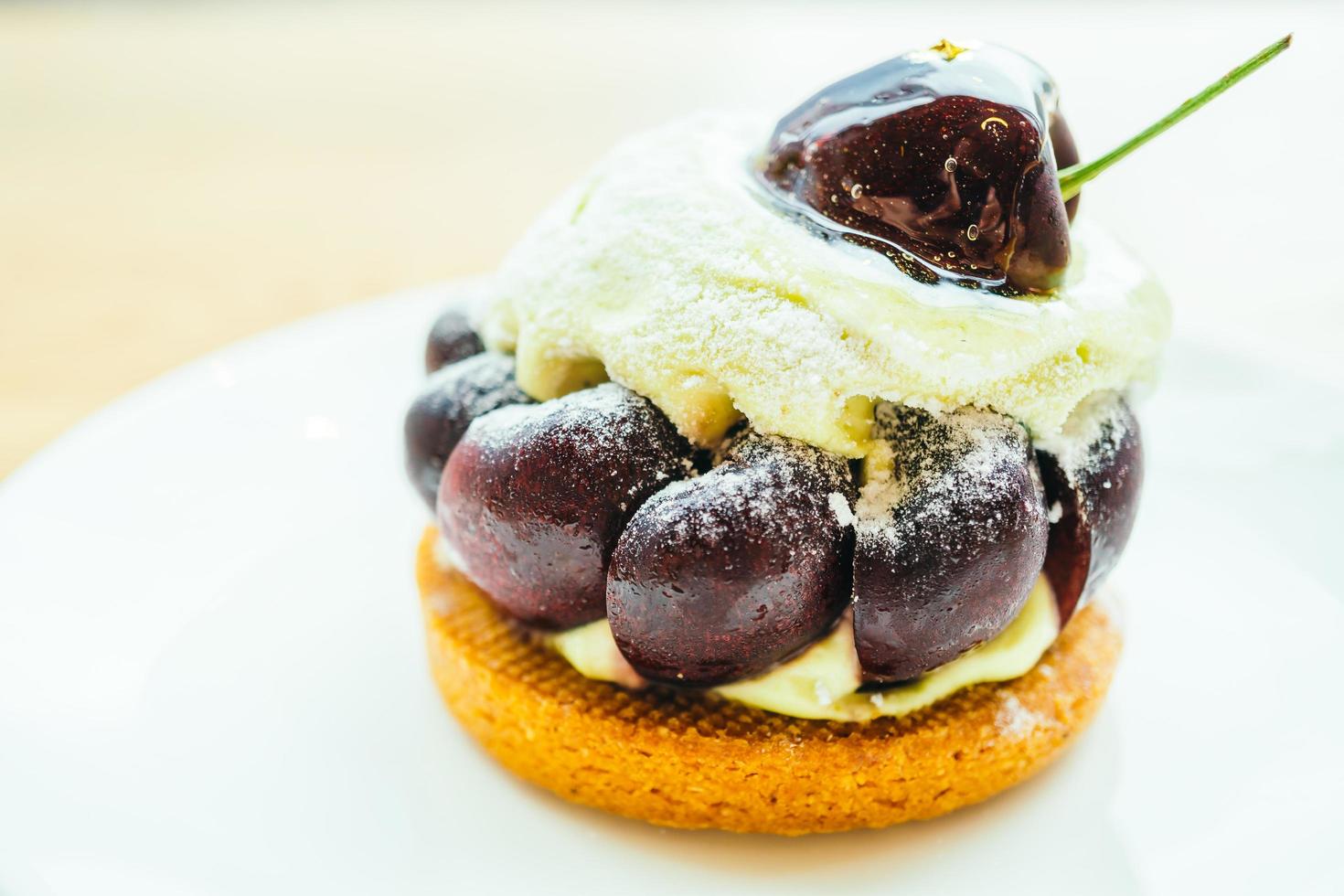 süßes Dessert mit Kirsche auf Kuchen und Torte foto