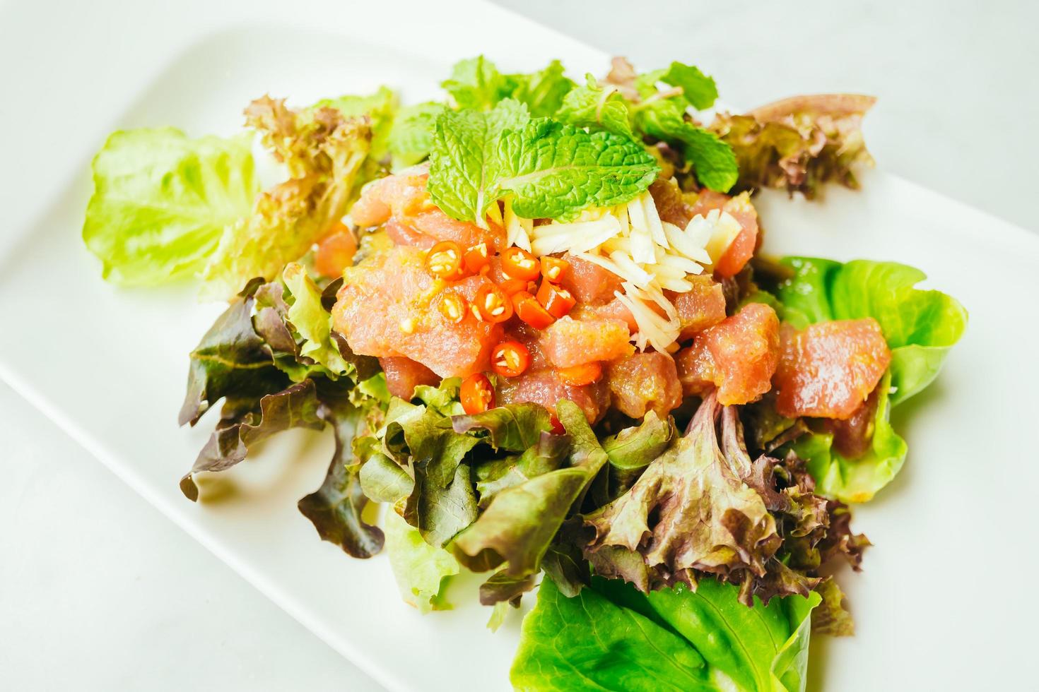 roher Thunfischfleischsalat mit würziger Sauce foto