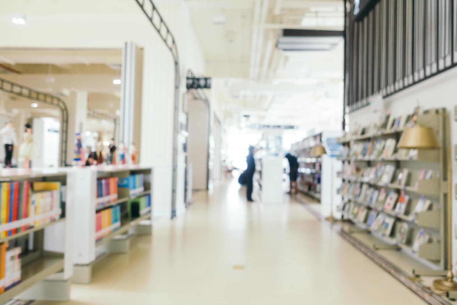 abstrakte Unschärfe und defokussiertes Bücherregal in der Bibliothek foto