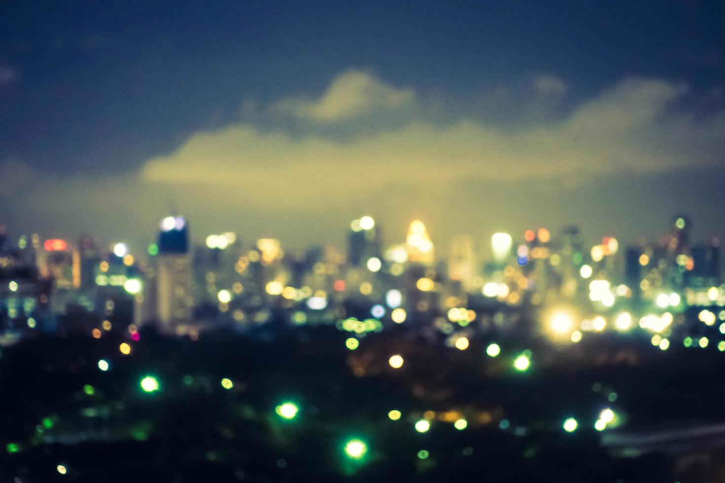 abstrakte Unschärfe und defokussierte Bangkok-Stadt in der Nacht in Thailand foto