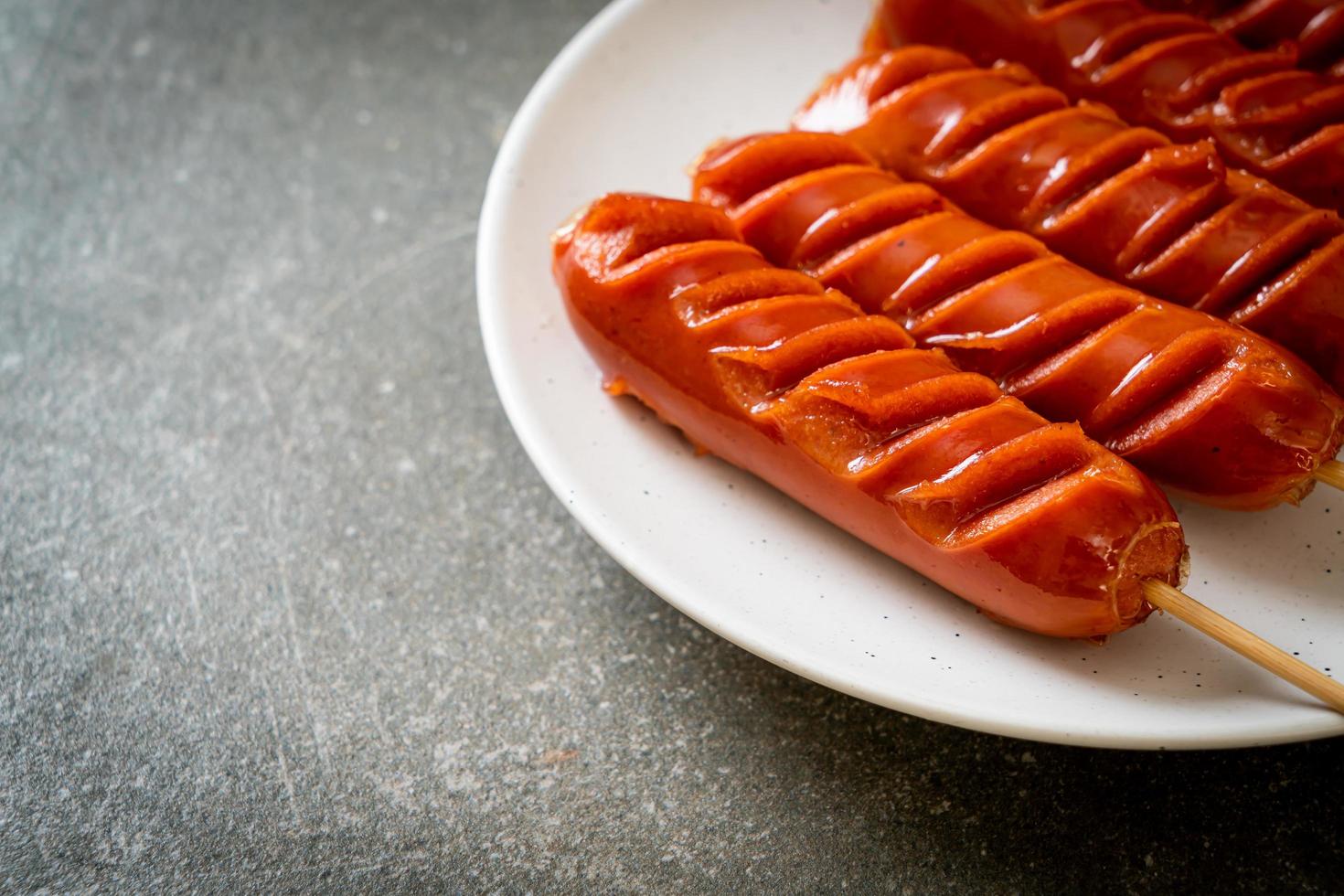 Bratwurstspieß auf weißem Teller foto