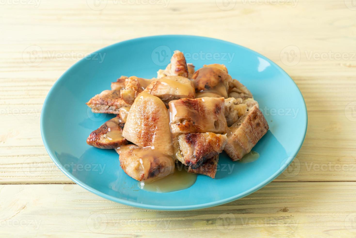 gegrillte Bananen mit Kokos-Karamellsauce auf Teller foto