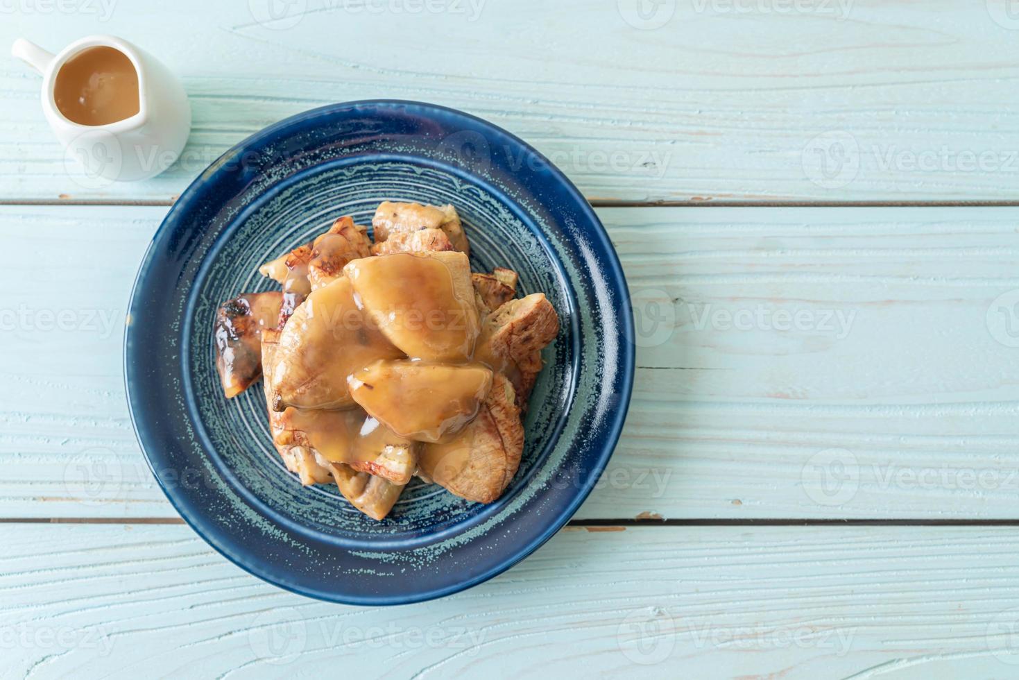 gegrillte Bananen mit Kokos-Karamellsauce auf Teller foto