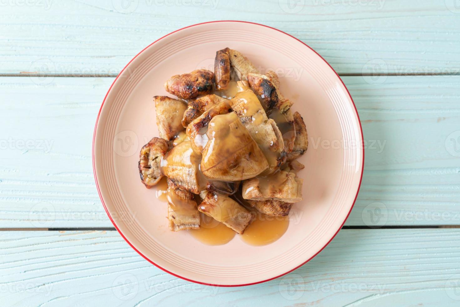 gegrillte Bananen mit Kokos-Karamellsauce auf Teller foto