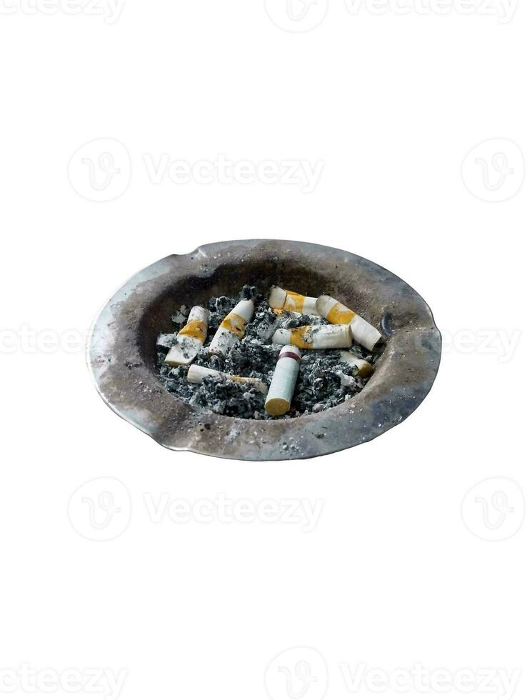 Bild von ein Eisen Aschenbecher voll von Zigarette Hintern und Zigarette Asche auf ein Weiß Hintergrund foto