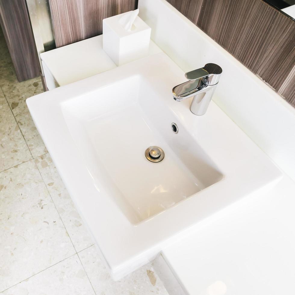 weißes modernes Waschbecken und Wasserhahn im Badezimmer foto
