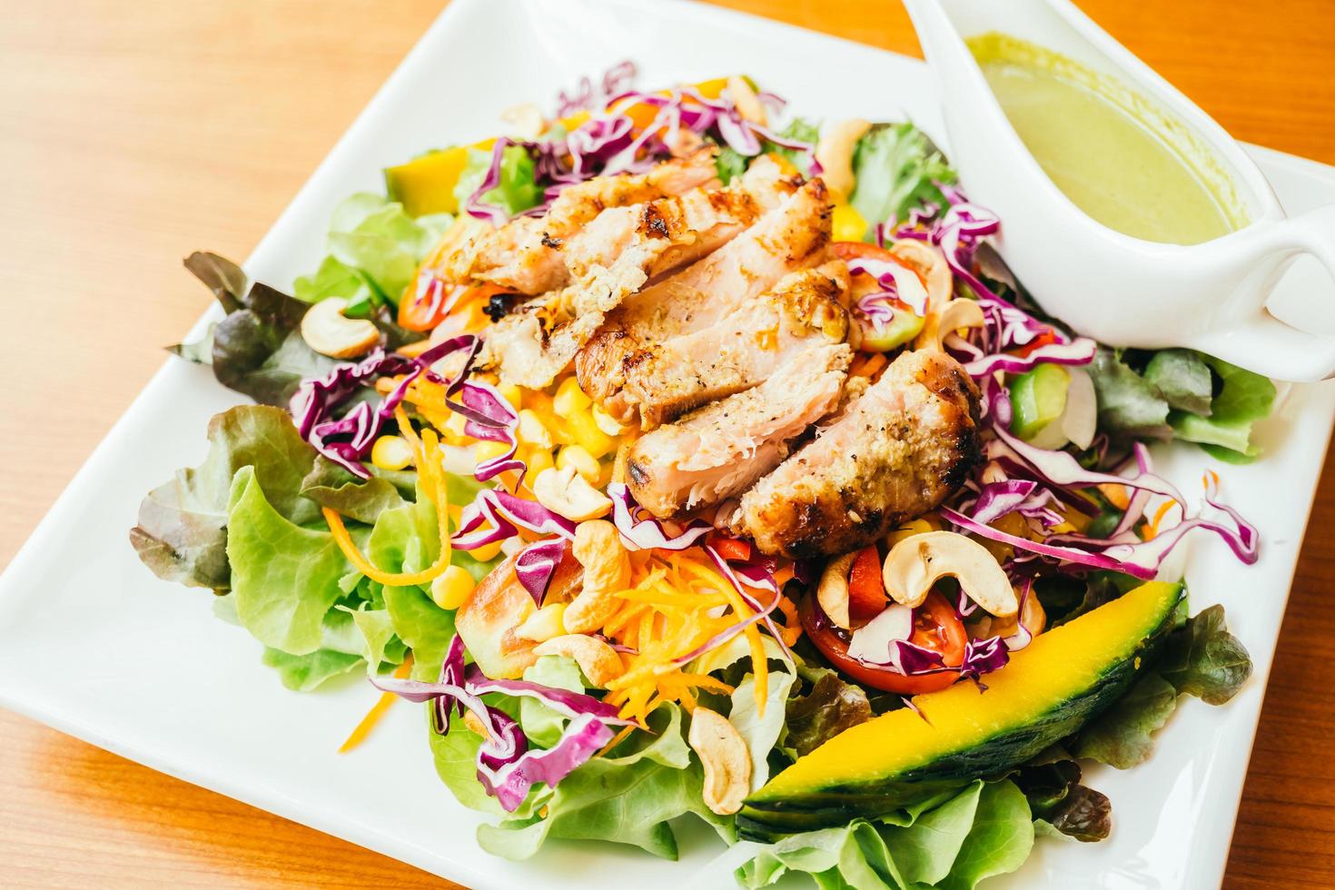 Salat mit gegrillten Hühnchen foto