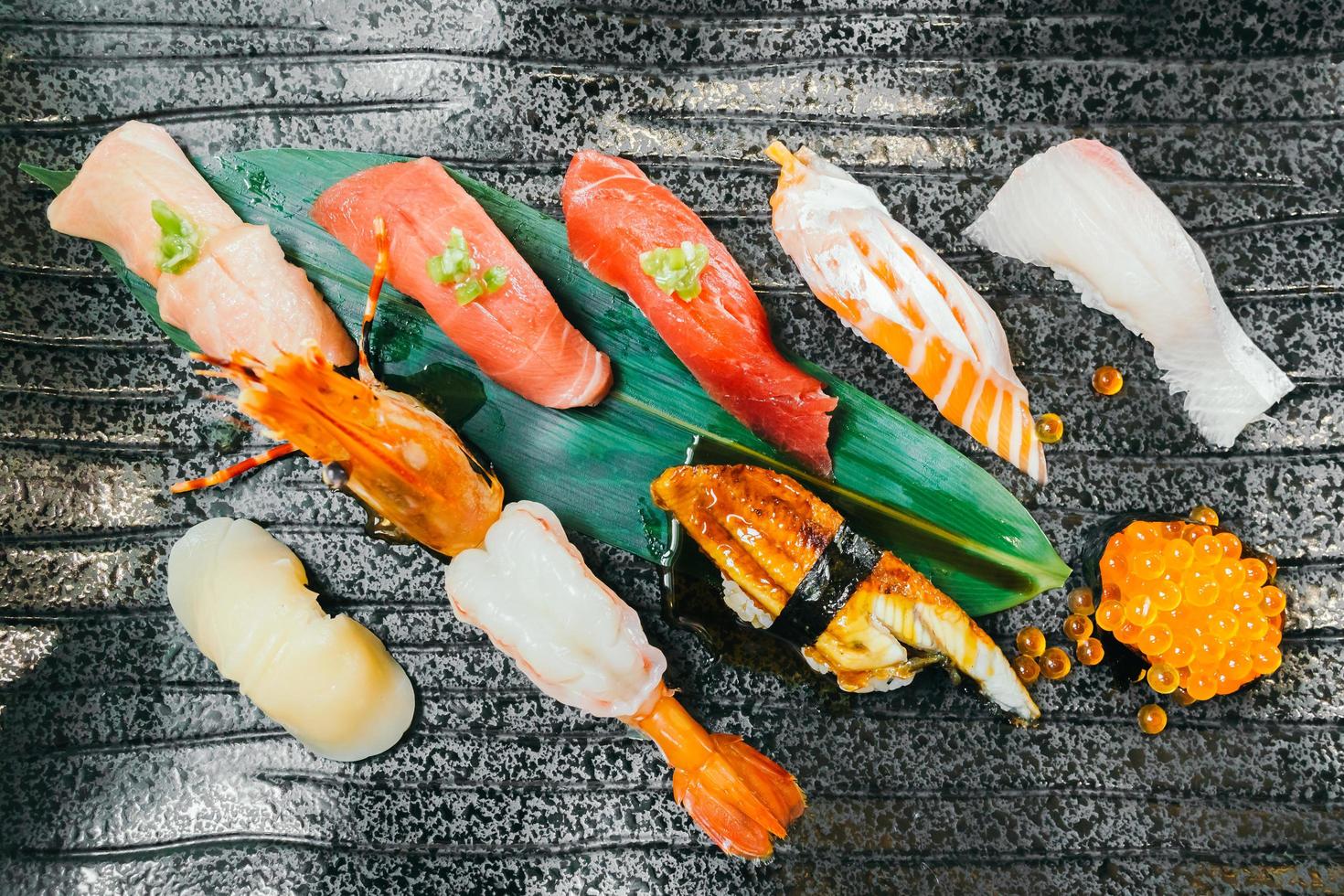 rohe und frische Lachs-Thunfisch-Garnelen und anderes Sushi foto
