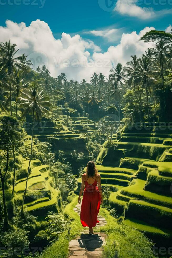 ein jung weiblich Tourist im ein rot Kleid bewundern das atemberaubend Tegalalang Reis Terrasse im bali Indonesien foto