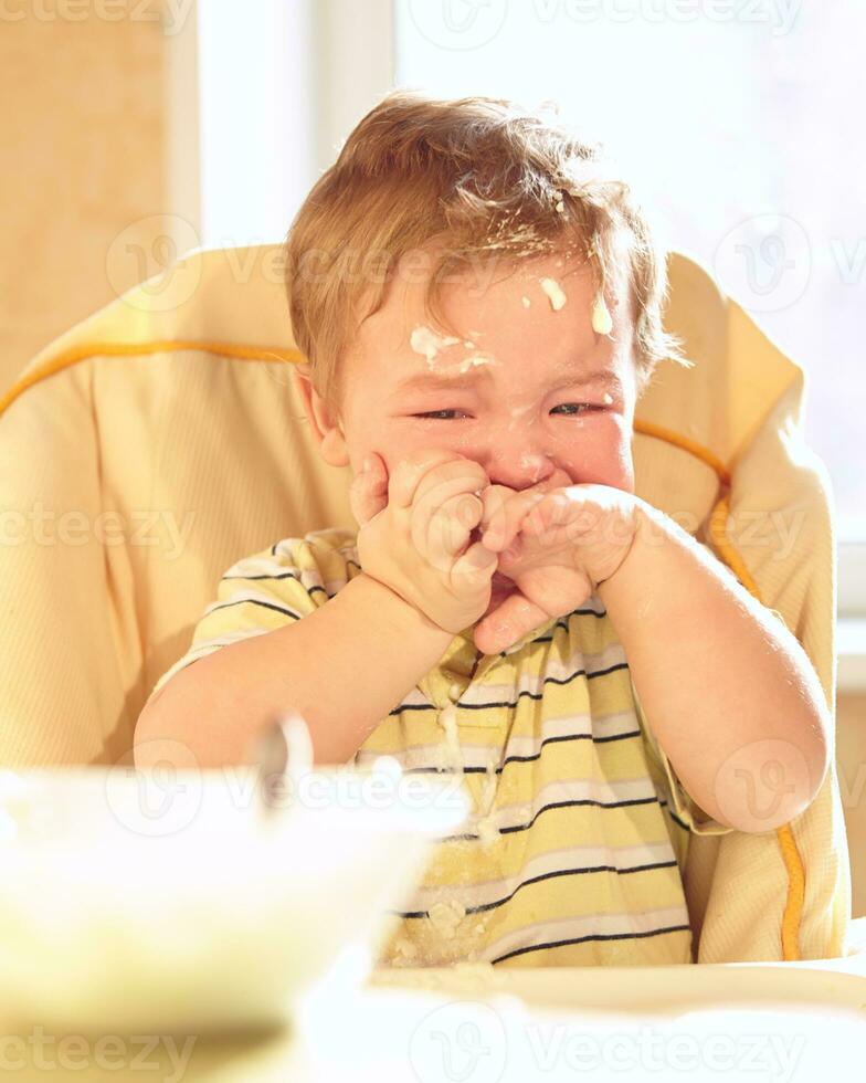 wenig Junge nicht wollen zu Essen Haferbrei. foto