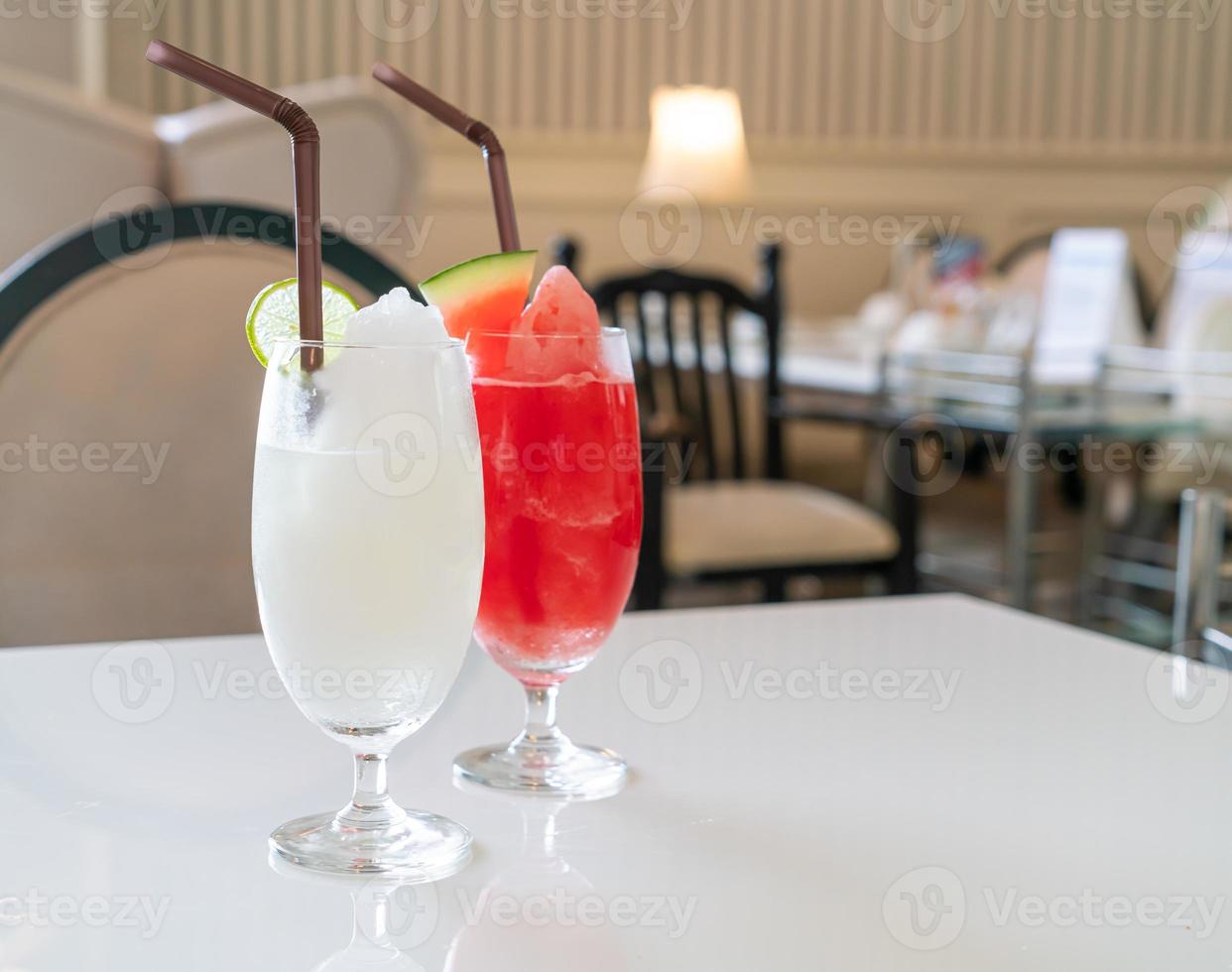 frisches Zitronen-Limetten-Smoothie-Glas im Café und Restaurant foto