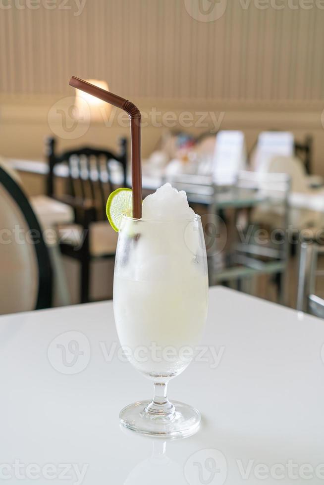 frisches Zitronen-Limetten-Smoothie-Glas im Café und Restaurant foto