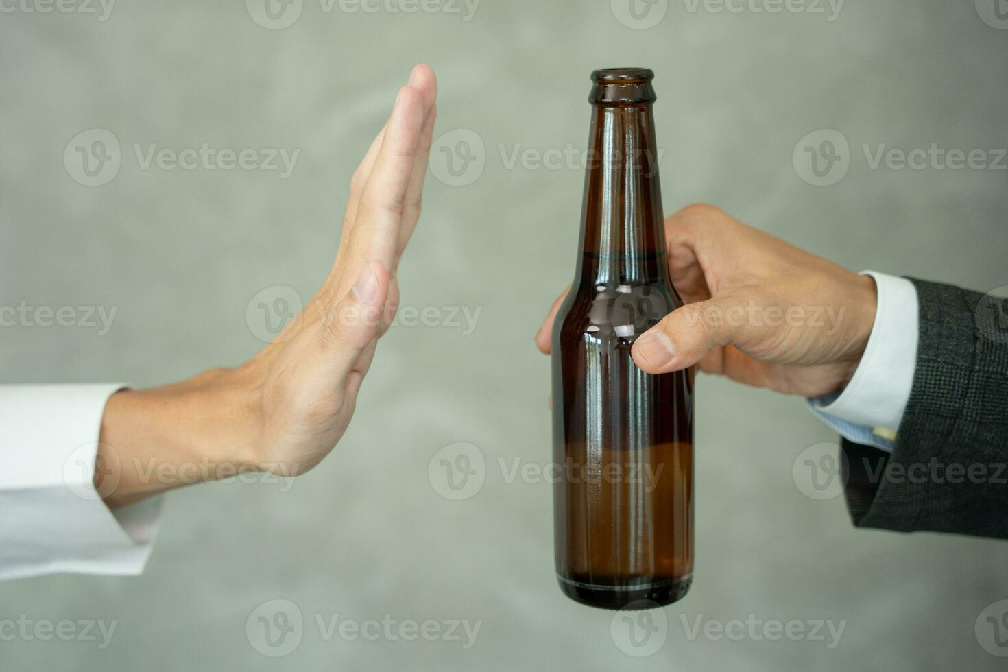 Mann weigert sich sagen Nein und vermeiden zu trinken ein Alkohol Whiskey , anhalten Hand Zeichen männlich, Alkoholismus Behandlung, Alkohol Sucht, Verlassen Schnaps, halt Trinken Alkohol. sich weigern Glas Alkohol, ungesund, ablehnen foto