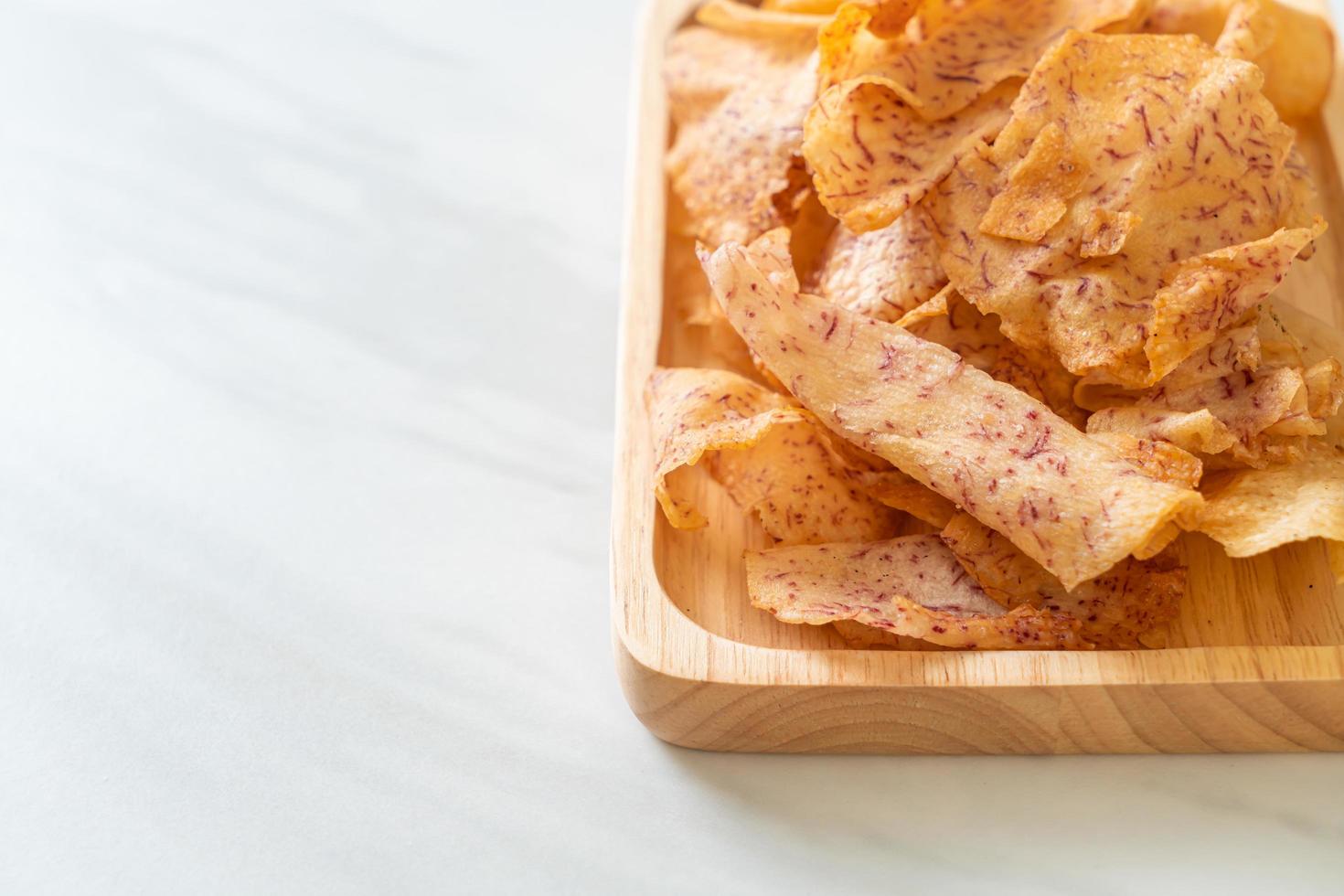 Taro-Chips gebraten oder gebacken in Scheiben geschnitten Taro foto