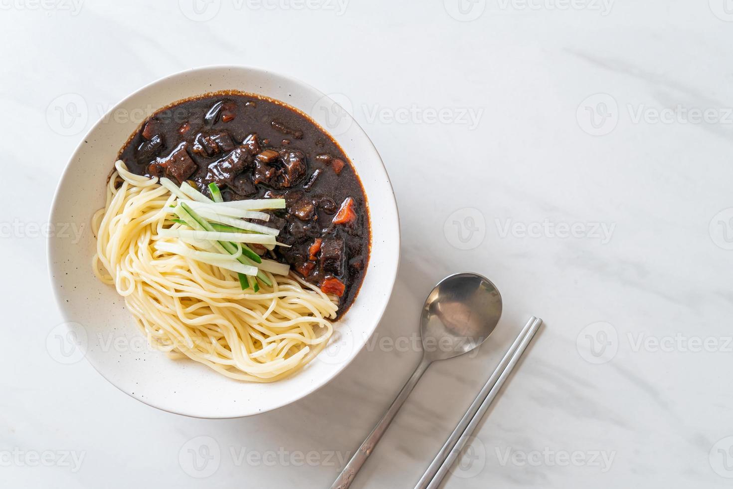 jajangmyeon oder jjajangmyeon sind koreanische Nudeln mit schwarzer Soße foto