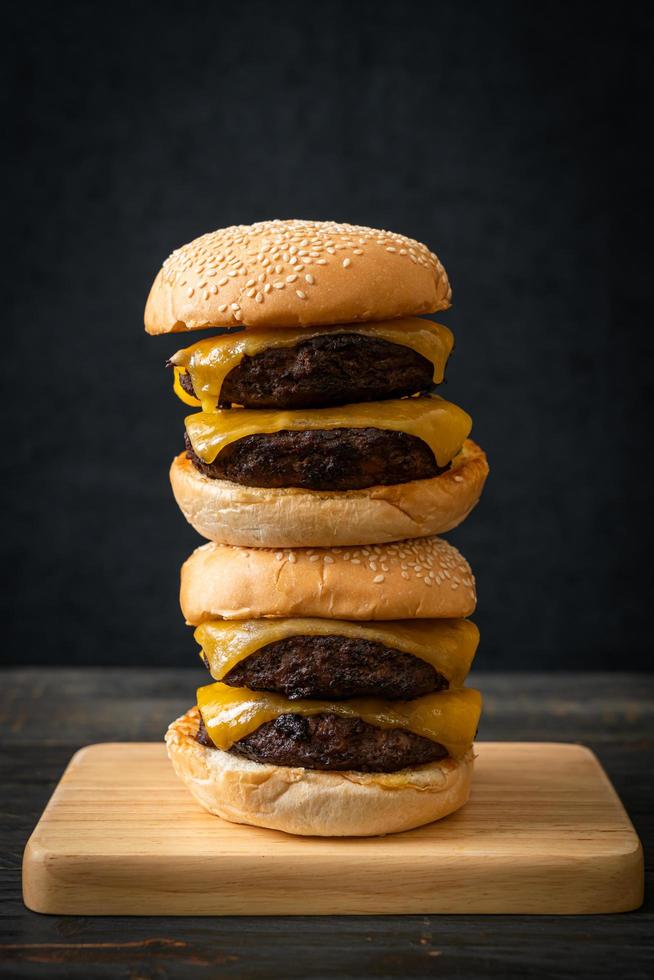 Hamburger oder Beef Burger mit Käse - ungesunde Ernährungsweise foto