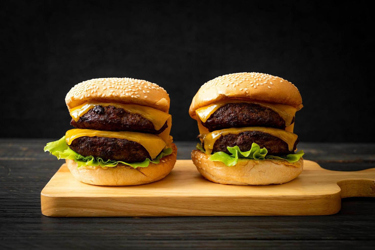 Hamburger oder Beef Burger mit Käse - ungesunde Ernährungsweise foto