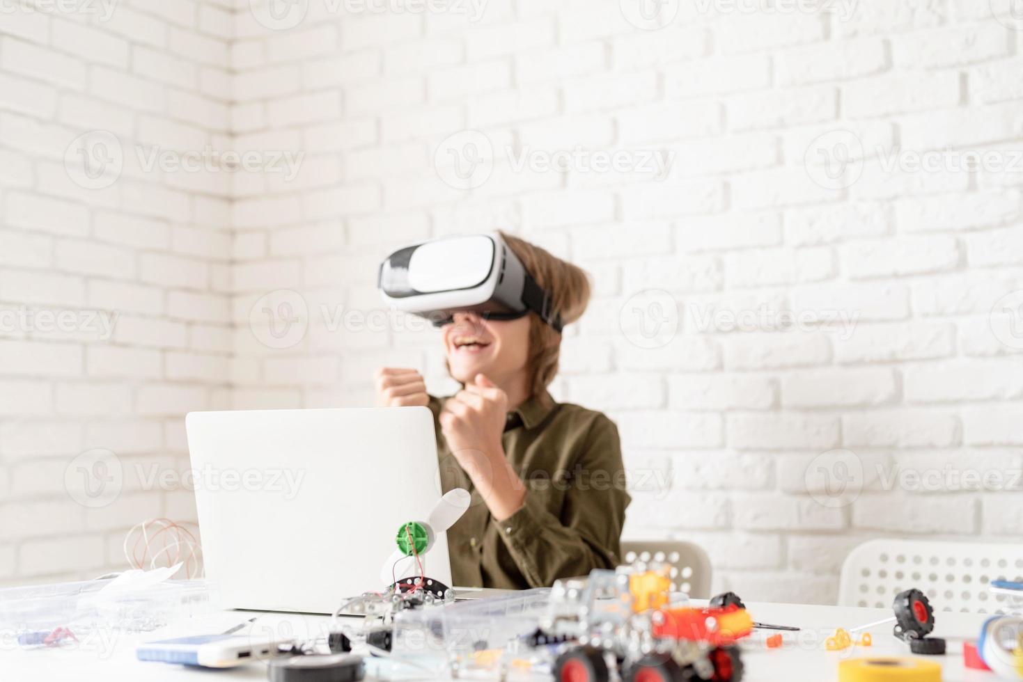 lächelnder Teenager in Virtual-Reality-Brille, der das Spiel spielt, selektiver Fokus foto