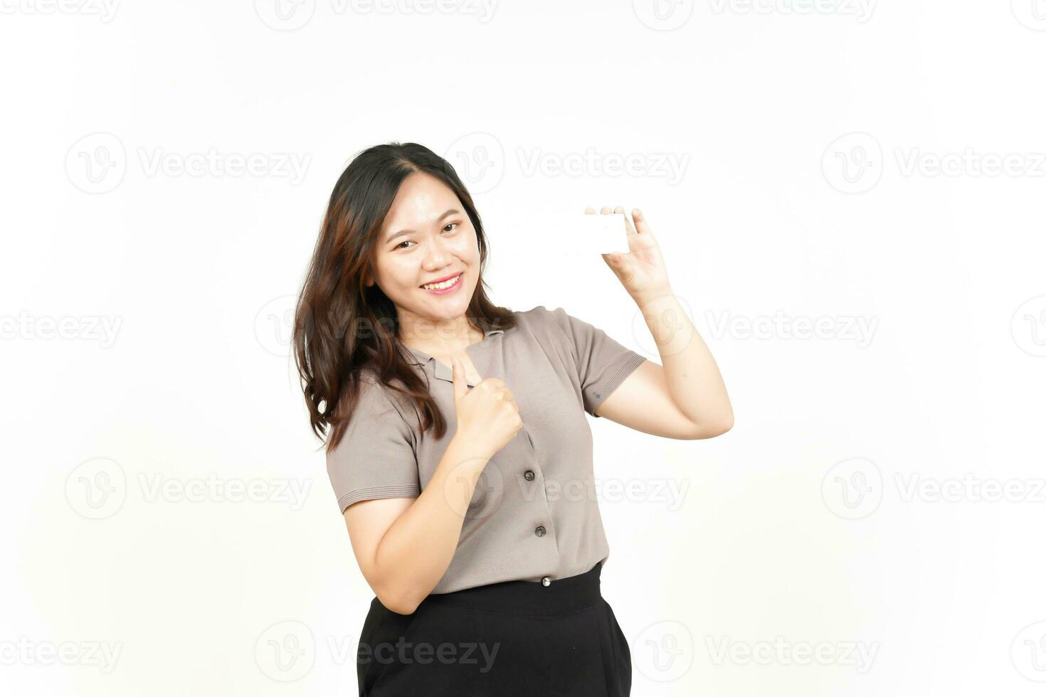 hält und zeigt leere Kreditkarte der schönen asiatischen Frau isoliert auf weißem Hintergrund foto