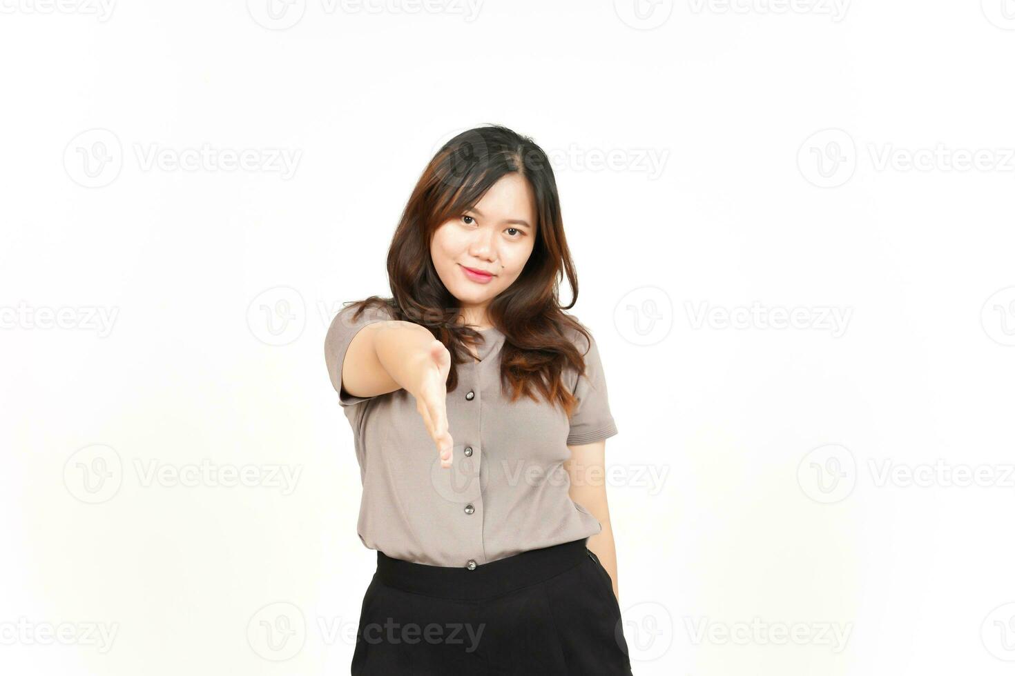 Angebot Handschlag Geste von schön asiatisch Frau isoliert auf Weiß Hintergrund foto