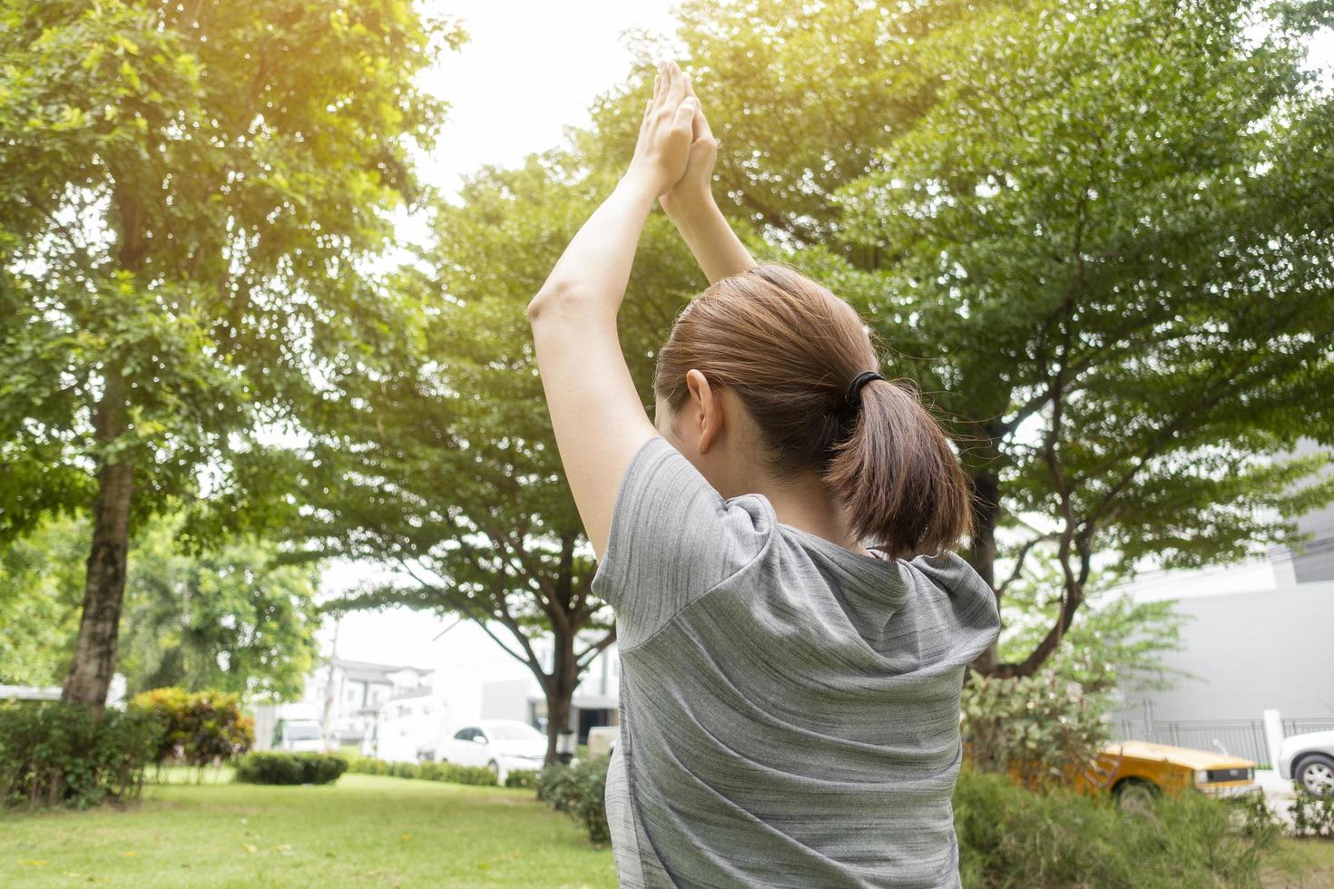 Nahaufnahme einer Frau beim Yoga im grünen Garten? foto