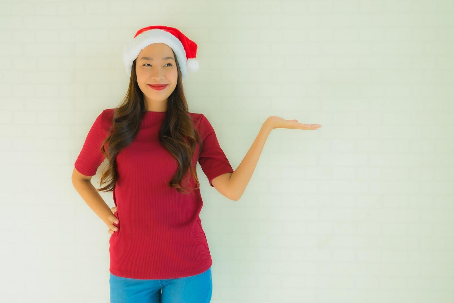 Porträt schöne junge asiatische Frauen mit Weihnachtsmütze zum Feiern in Weihnachten foto