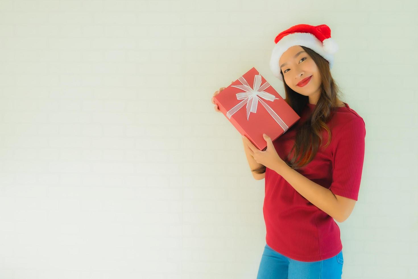 Porträt schöne junge asiatische Frauen tragen Weihnachtsmütze in Weihnachtsfest mit Geschenkbox foto