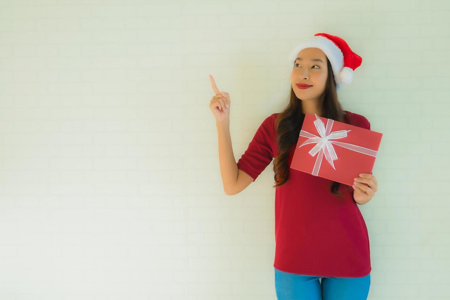 Porträt schöne junge asiatische Frauen tragen Weihnachtsmütze in Weihnachtsfest mit Geschenkbox foto