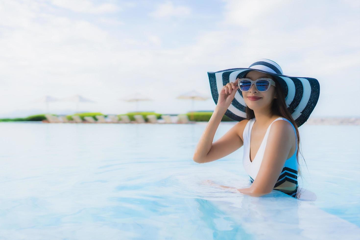 Porträt schöne junge asiatische Frauen glückliches Lächeln entspannen sich am Swimmingpool foto