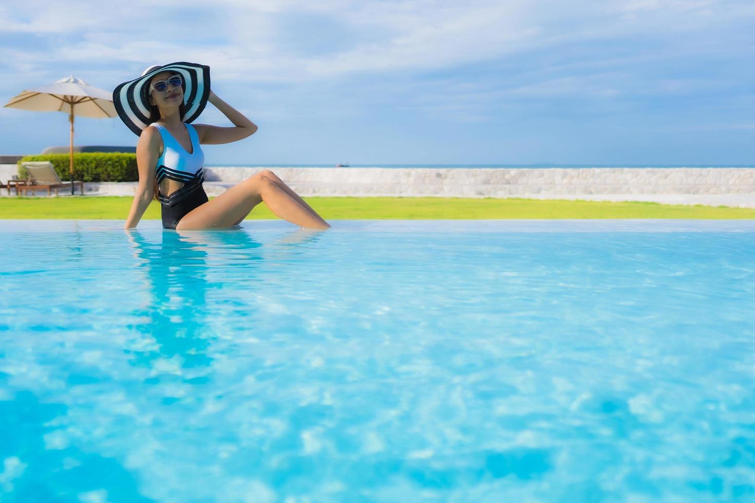 Porträt schöne junge asiatische Frauen glückliches Lächeln entspannen sich am Swimmingpool foto