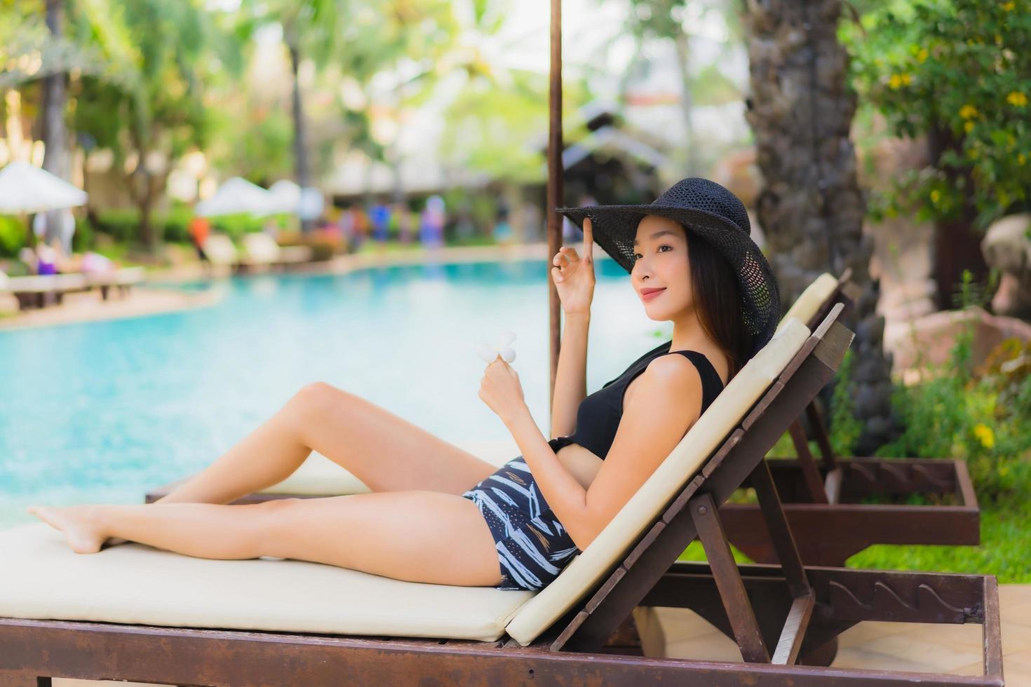 Porträt schöne junge asiatische Frauen glückliches Lächeln entspannen sich am Swimmingpool foto