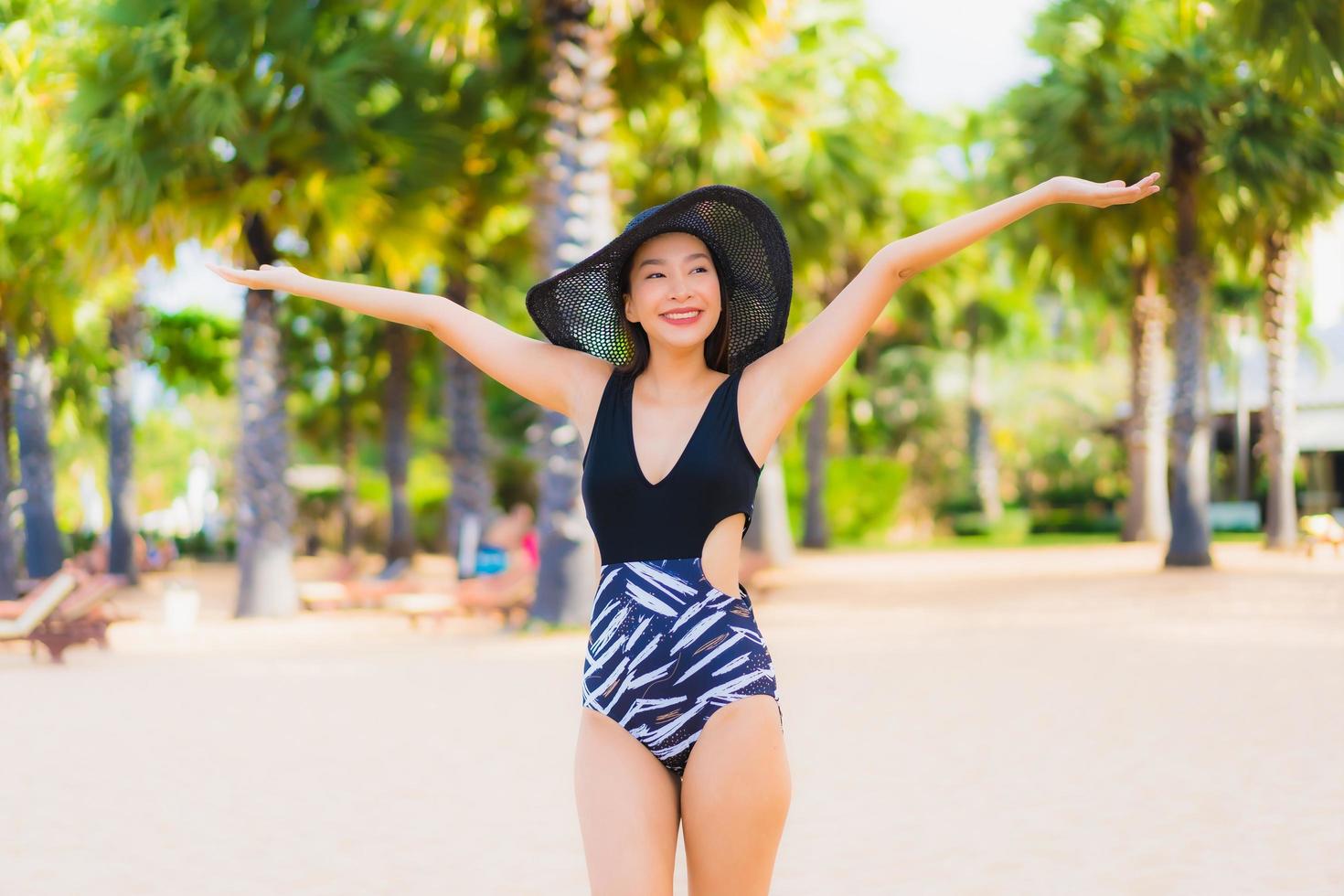 Porträt schöne junge asiatische Frauen entspannen Lächeln glücklich um Meer Strand Ozean foto