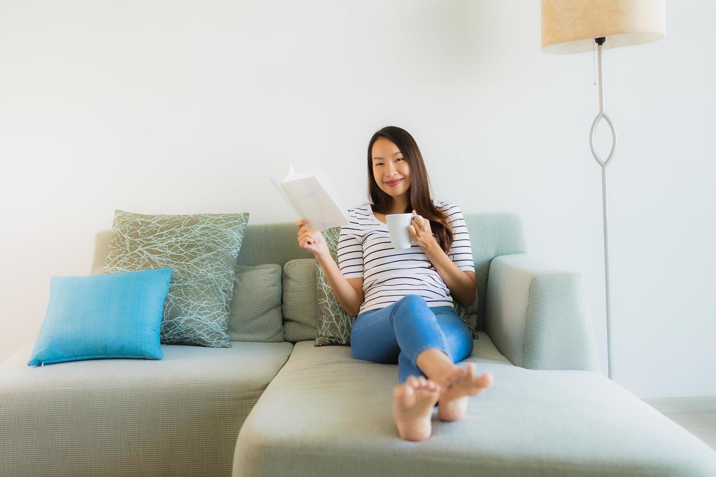 Porträt schöne junge asiatische Frauen Buch mit Kaffeetasse lesen foto