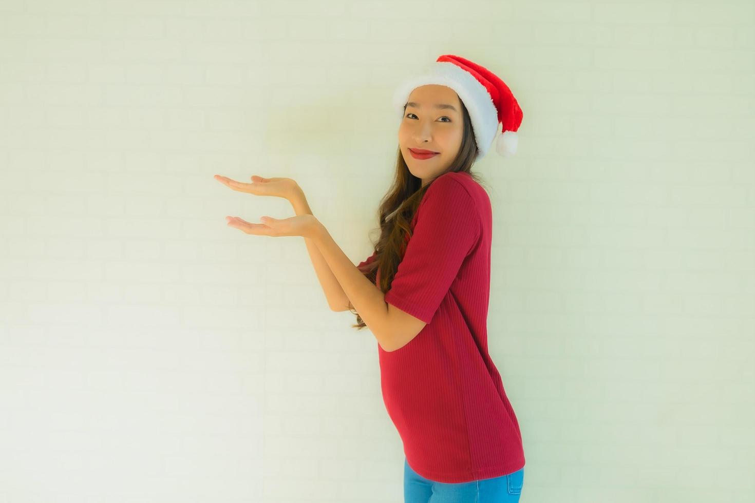 Porträt schöne junge asiatische Frauen mit Weihnachtsmütze zum Feiern in Weihnachten foto