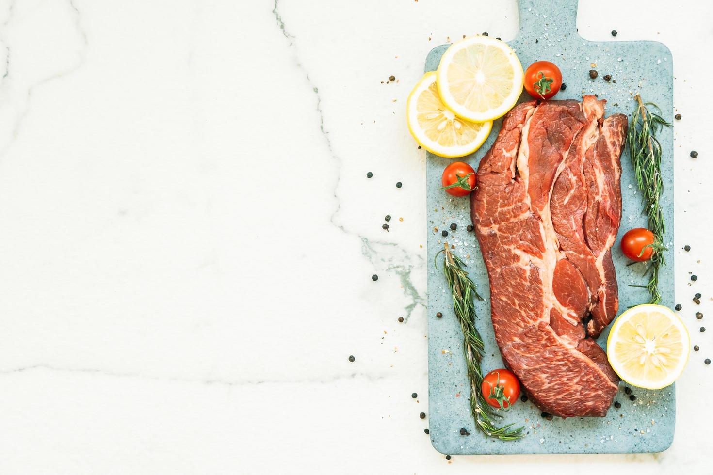 rohes Rindfleisch auf Schneidebrett foto