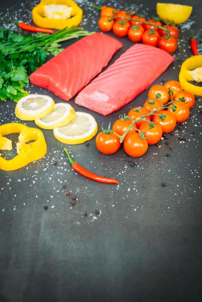 rohes Thunfischfiletfleisch foto