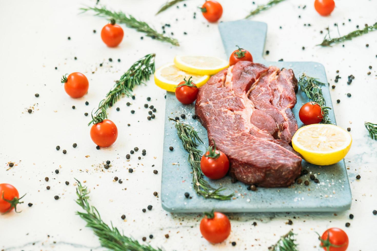 rohes Rindfleisch auf Schneidebrett foto