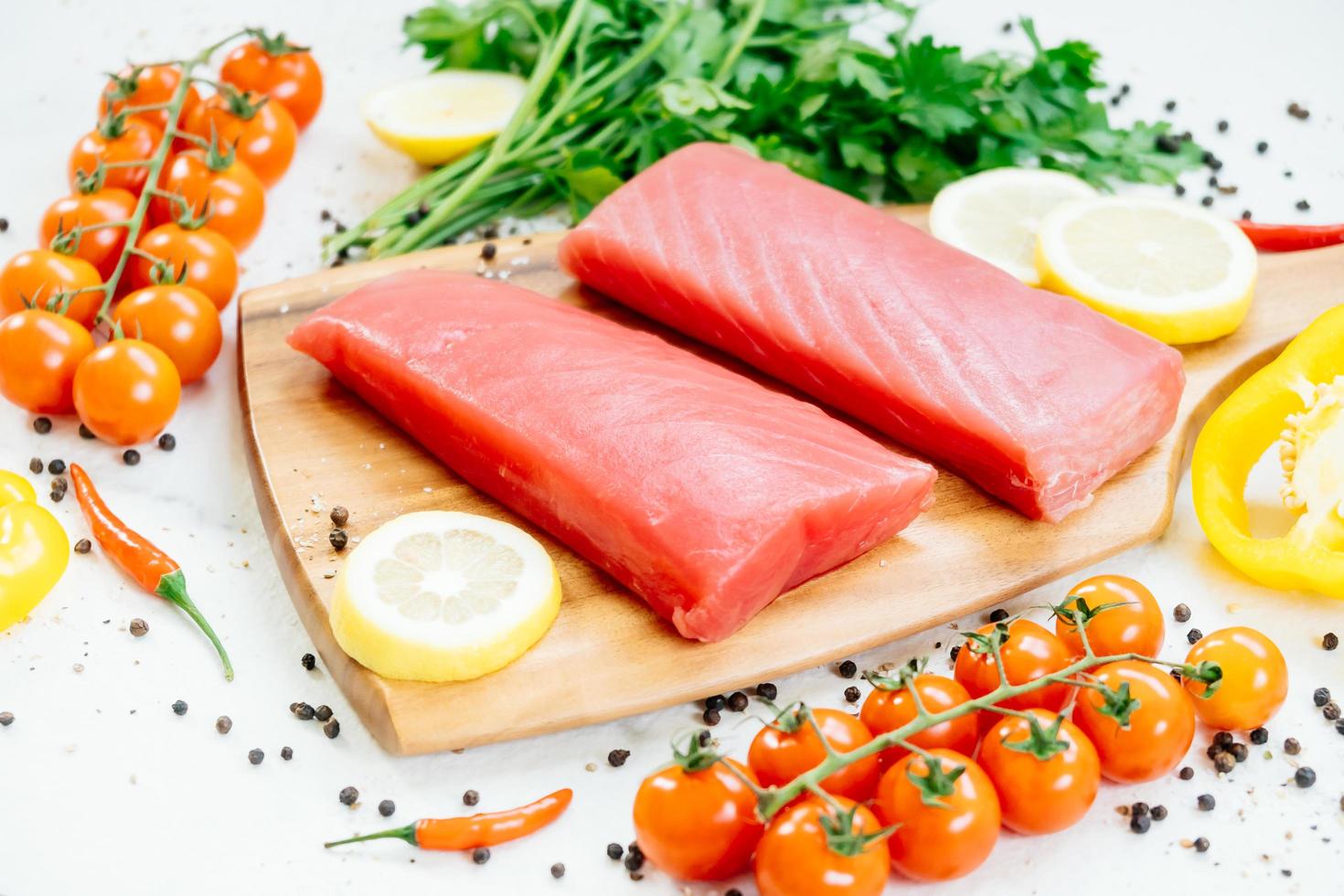 rohes Thunfischfiletfleisch foto