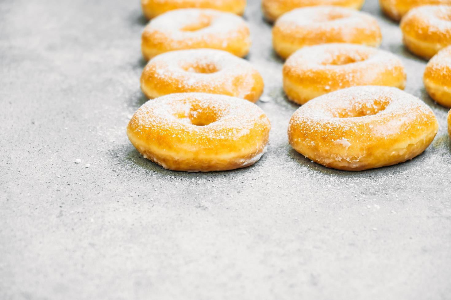 süßes Dessert mit vielen Donuts foto