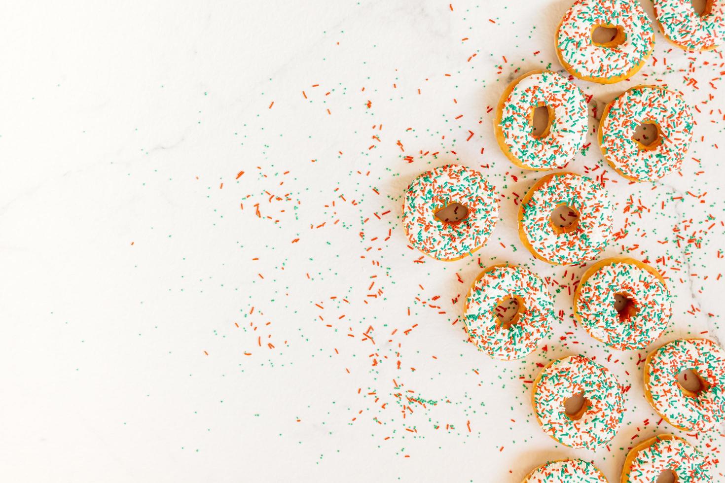 Donuts mit weißer Schokoladencreme und Zucker bestreuen foto