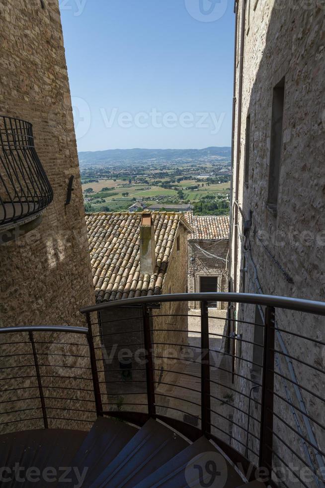 Architektur von Straßen und Gebäuden im historischen Zentrum von Assisi foto