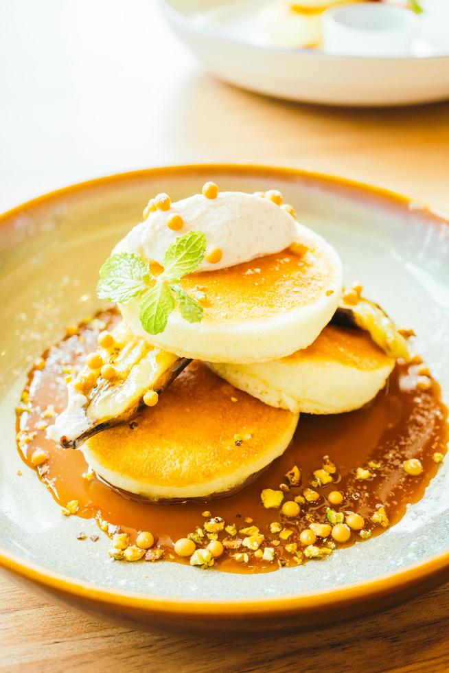 süßer Dessertpfannkuchen mit Banane und süßer Sauce foto