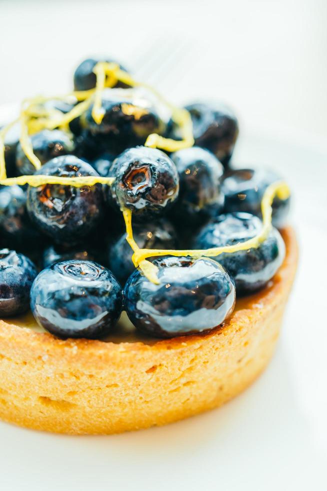 süßes Dessert mit Blaubeertarte in weißem Teller foto