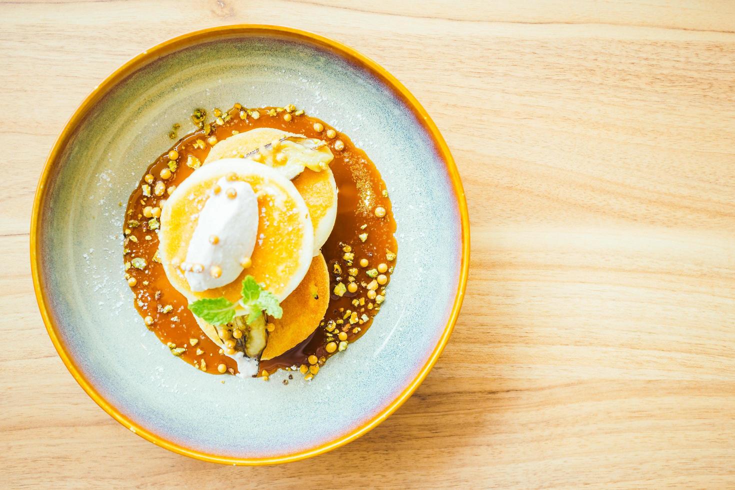 süßer Dessertpfannkuchen mit Banane und süßer Sauce foto