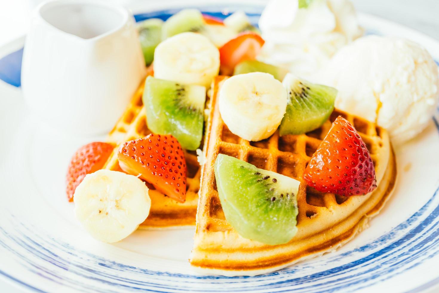 gemischte Früchte auf Pfannkuchen und Eis foto