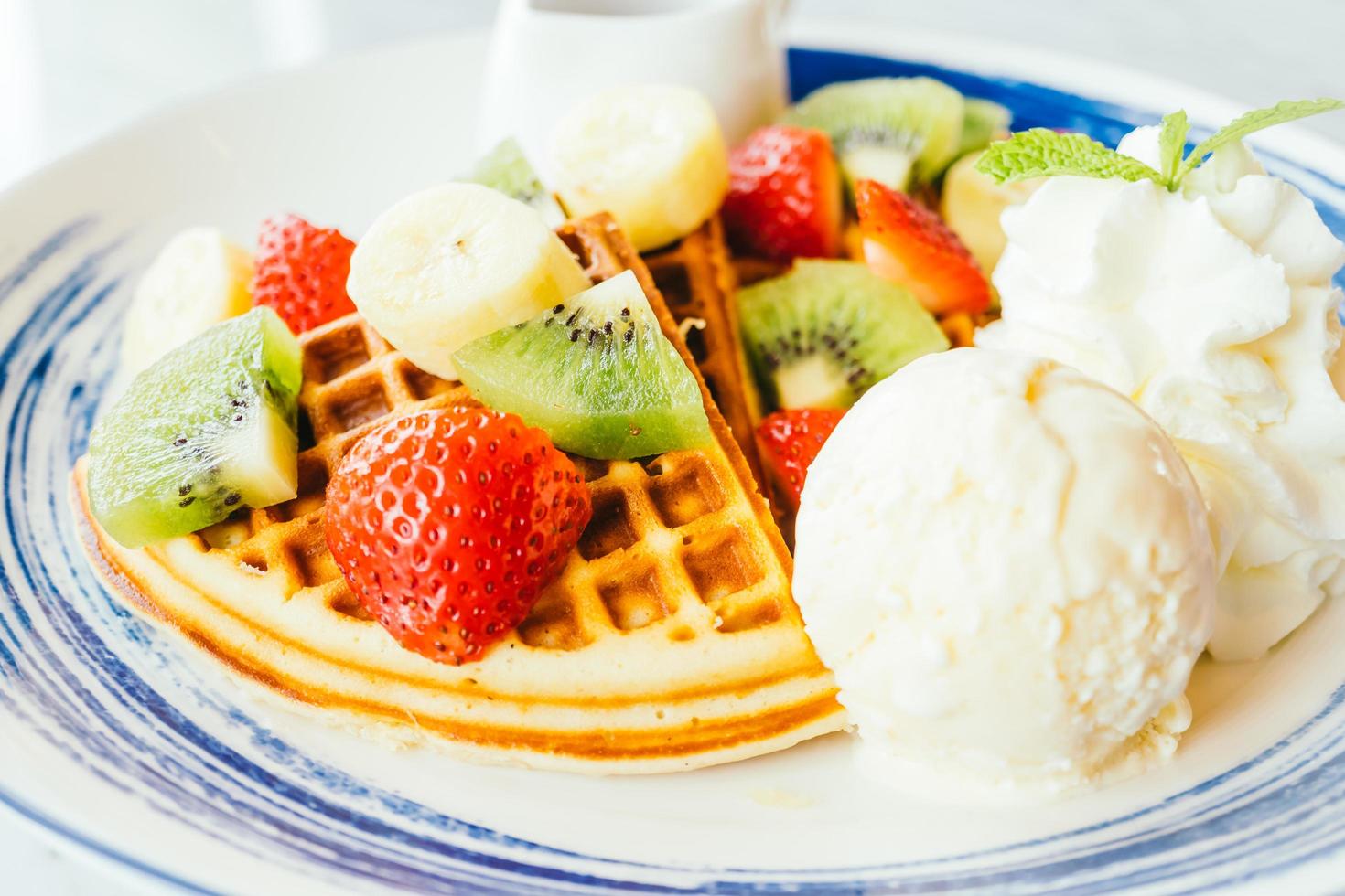 gemischte Früchte auf Pfannkuchen und Eis foto