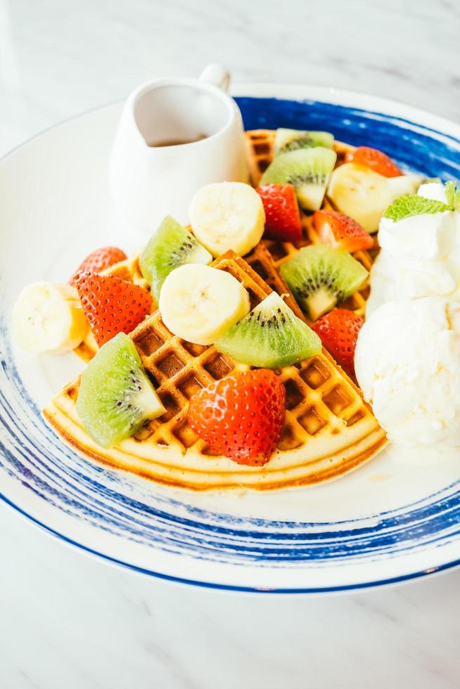 gemischte Früchte auf Pfannkuchen und Eis foto